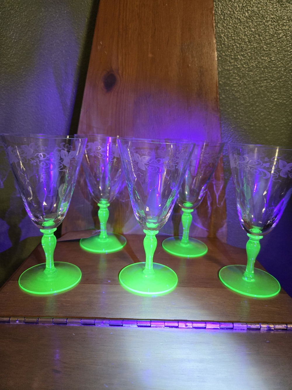 Set of 5 Etched Wine Yranium Glasses
